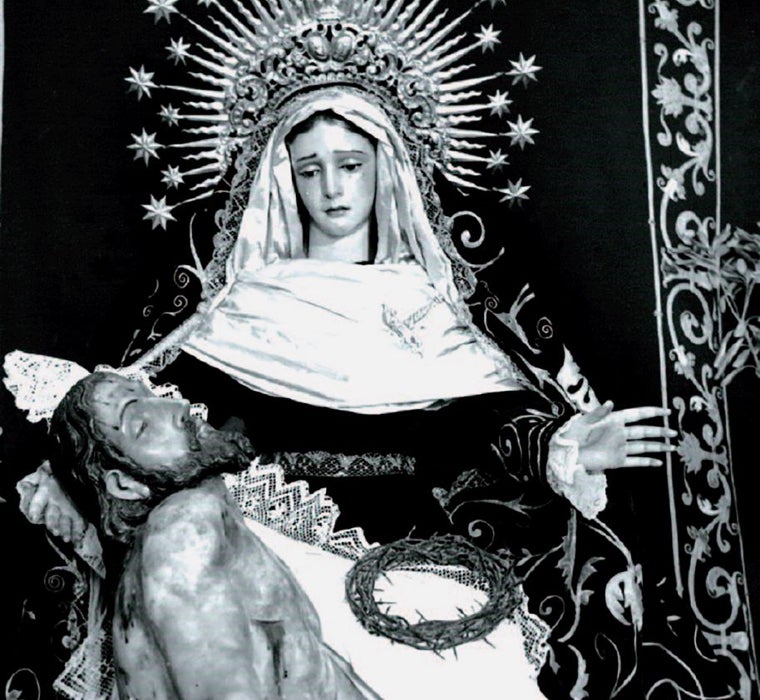 La Piedad del Baratillo con el antiguo Cristo de la Misericordia de Emilio Pizarro