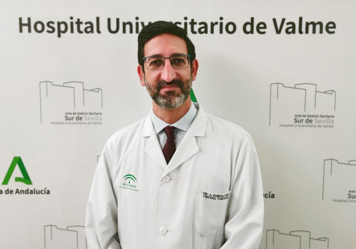 El doctor Andrés García León, jefe de Angiología y Cirugía Vascular del Hospital Universitario de Valme de Svilla