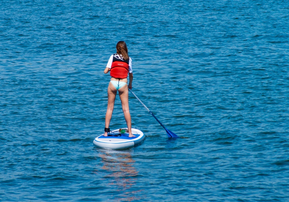 Mujer practicando paddle surf