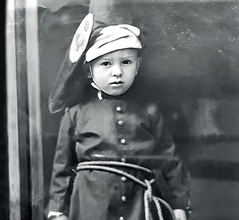 Rogelio Gómez, vestido de nazareno del Baratillo con pocos años de edad