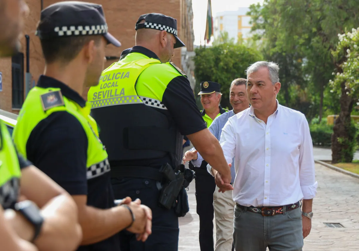 El alcalde de Sevilla, José Luis Sanz, saluda a un agente de la Policía Local