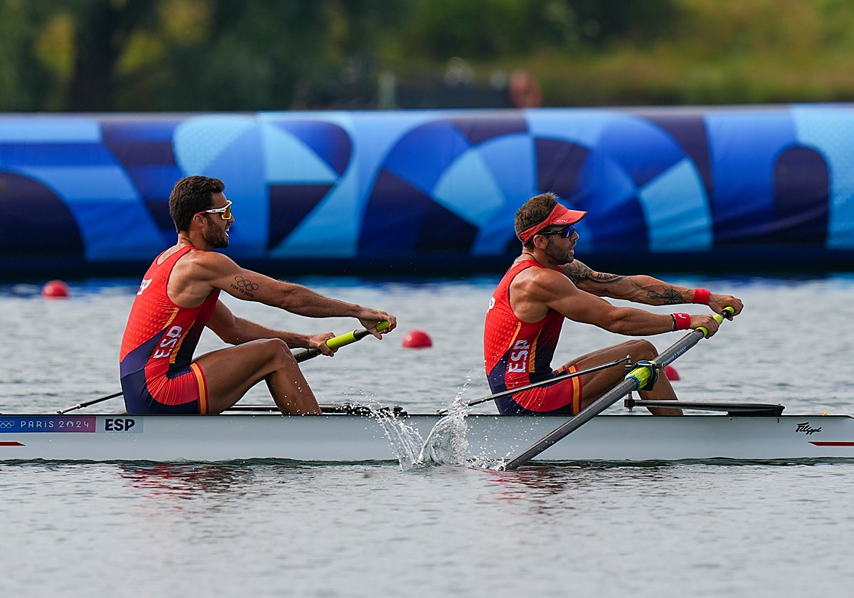 Jaime Canalejo y Javier García, en la final del dos sin timonel en el lago Vaires-sur-Marne