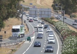 La odisea de viajar a la playa en verano: otro día con grandes atascos en las carreteras sevillanas