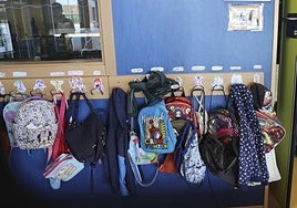 El Ayuntamiento de Sevilla incrementa en 3.000 las mochilas con material escolar gratuito