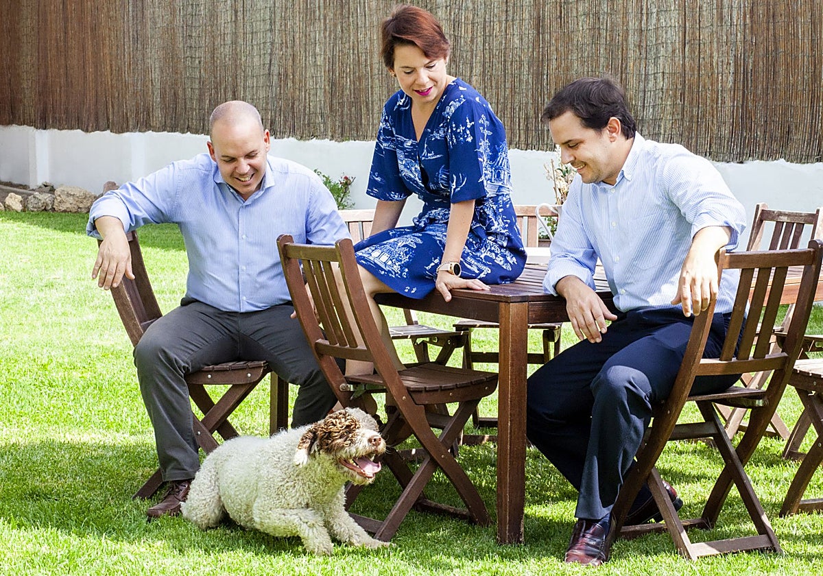 Los hermanos de Instituto Español junto a su perro