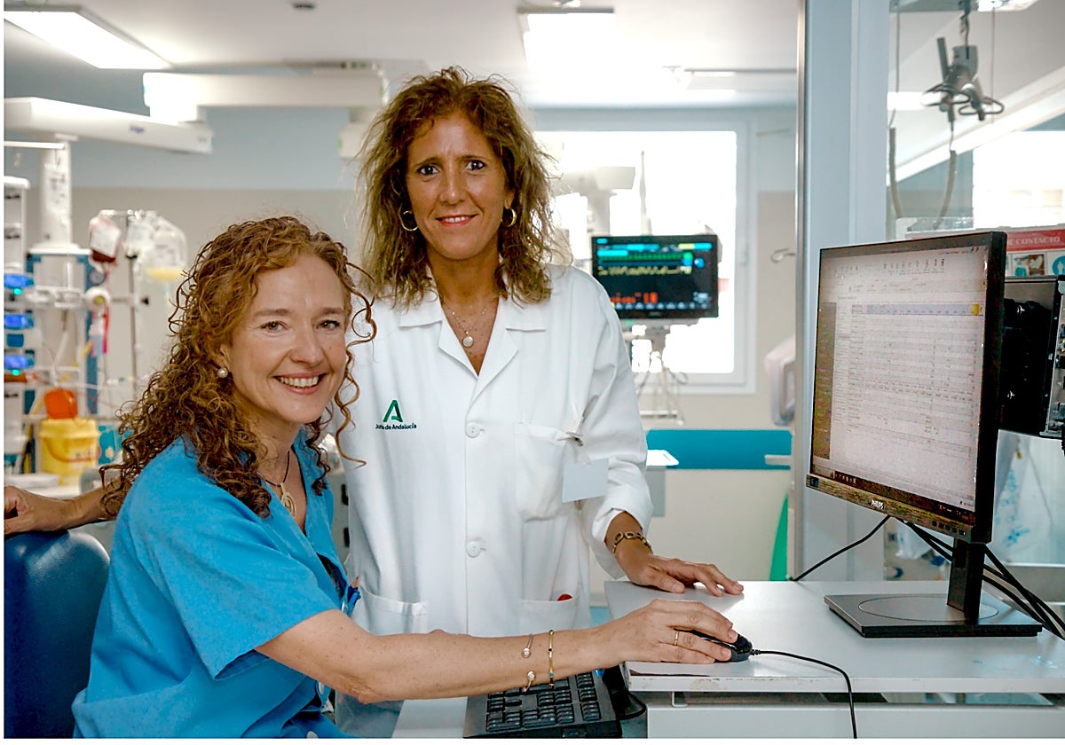 Patricia Bazán y Charo Amaya en la «nueva» UCI del Virgen del Rocío, junto a una de las pantallas desde donde controlan toda la información clínica sobre sus pacientes críticos