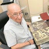 Manuel Mendizábal Merino con la joya documental periodística que ha creado en sus manos
