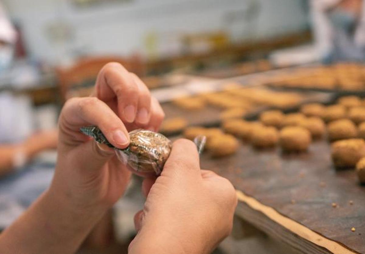 Elaboración de mantecados en Estepa