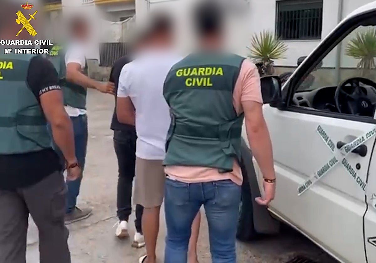 Momento de la detención de los presuntos ladrones de fruta en Aznalcázar