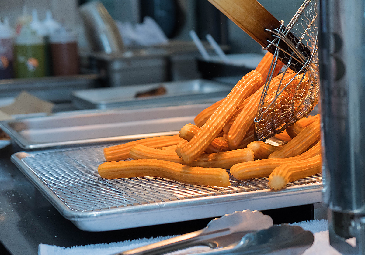 Churros recién hechos con una máquina