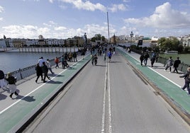 Urbanismo reasfalta el puente de Triana tras una década sin ser intervenido