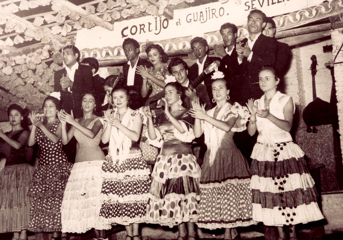 Imagen del tablao El Guajiro, primero en el que se asoció Juan Cortés Hatton, con Matilde Coral en la primera fila y Rafael el Negro al final