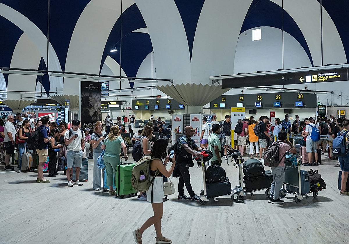 Viajeros en el aeropuerto de Sevilla durante este verano