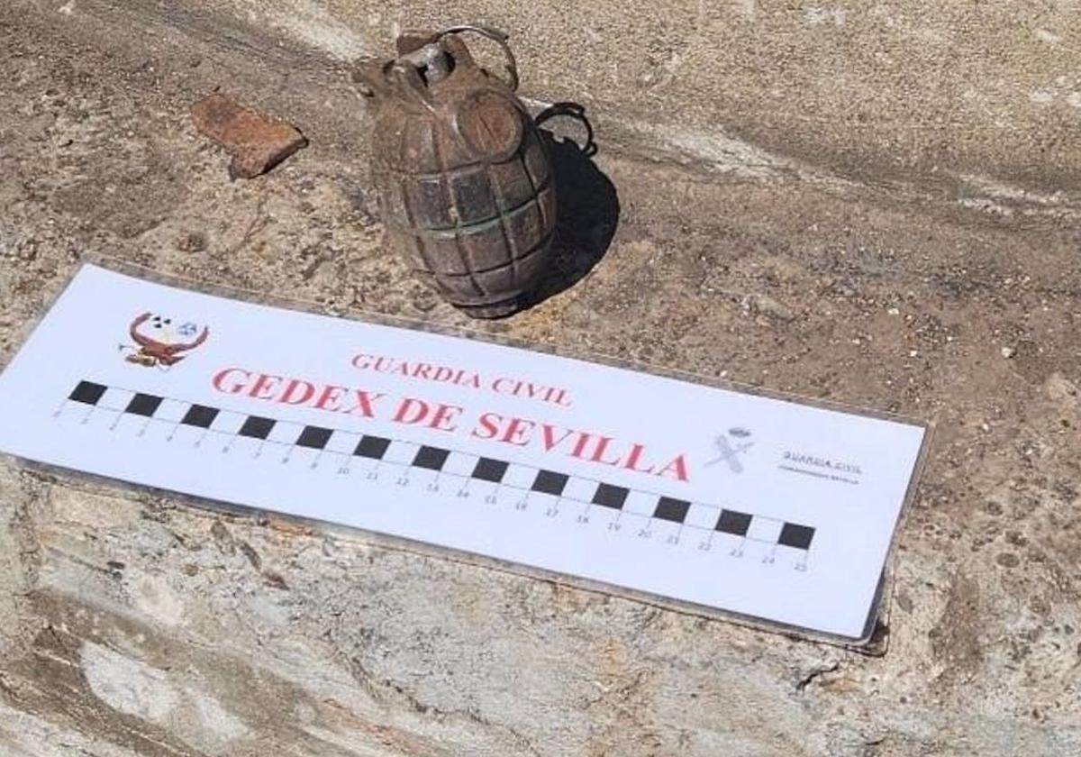 Imagen de la granada de mano tipo MILSS, localizada en el puerto de Sevilla