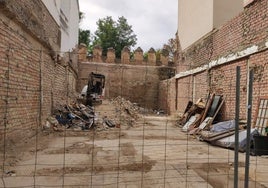 El derribo de una vivienda en la calle Sol descubre la cara oculta de la muralla almorávide de Sevilla tras los Jardines del Valle