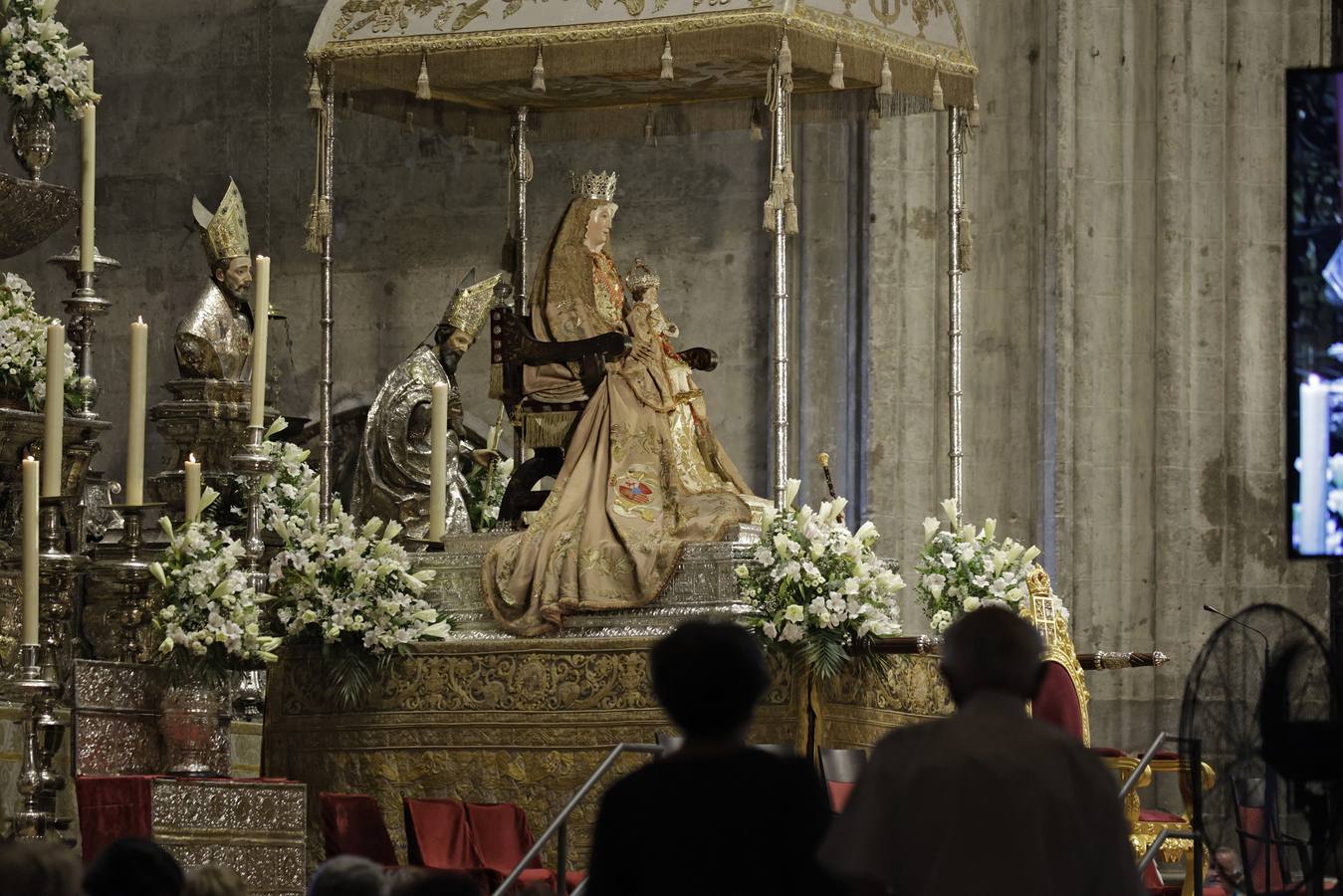 Sevilla se prepara para la mañana de la Virgen