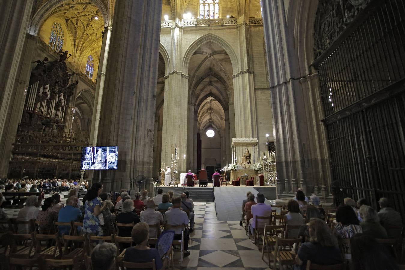 Sevilla se prepara para la mañana de la Virgen
