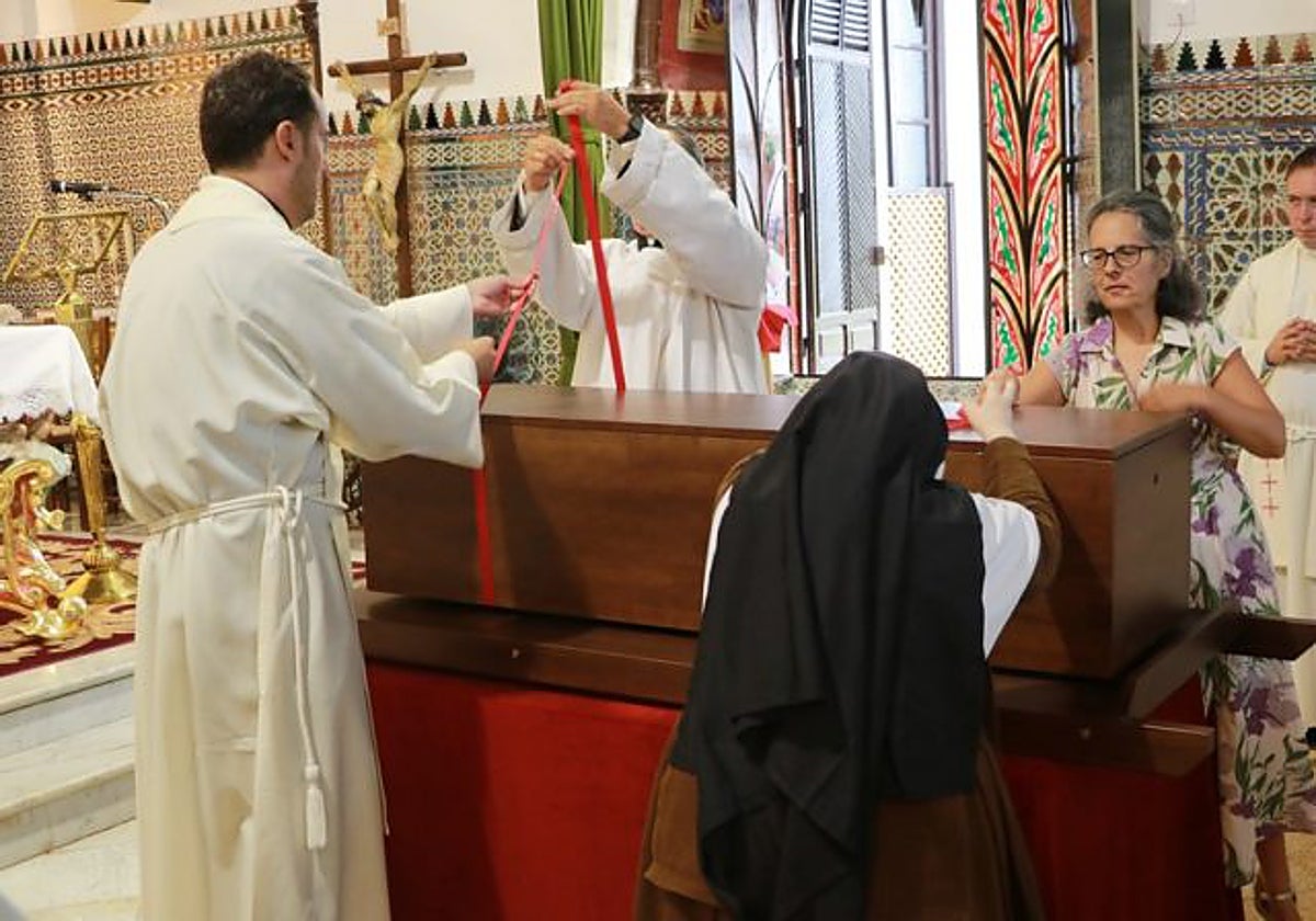 El féretro de madera abierto, con los restos mortales del próximo beato, presidía la capilla de los Dolores de la casa madre
