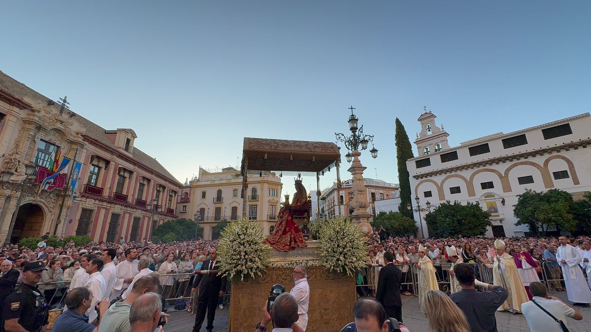 Momentos de la procesión de la Virgen de los Reyes