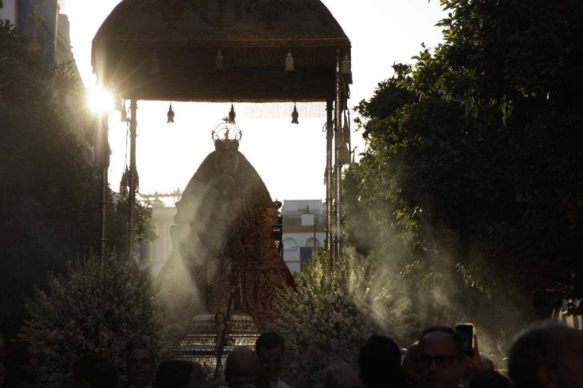 Momentos de la procesión de la Virgen de los Reyes