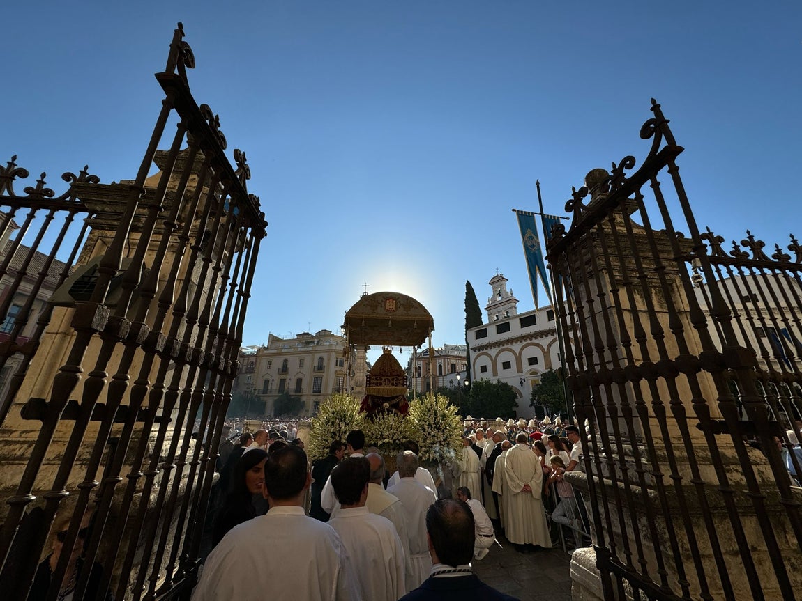 Momentos de la procesión de la Virgen de los Reyes 2024
