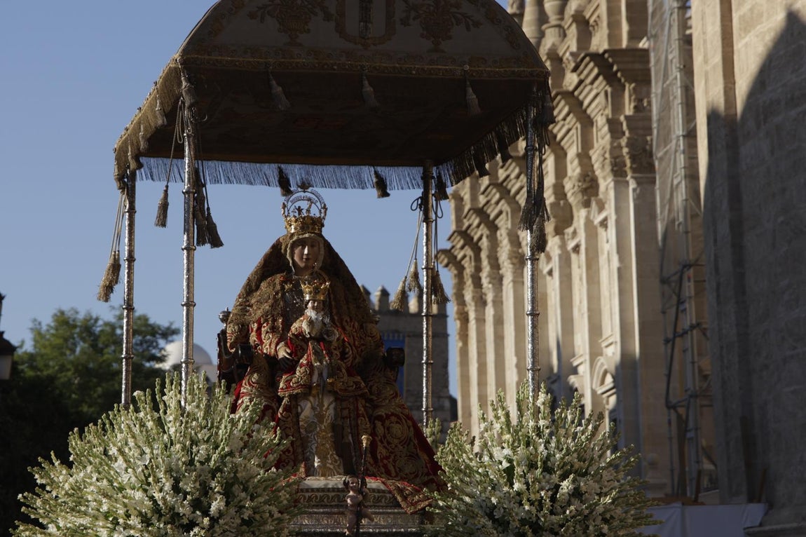 Momentos de la procesión de la Virgen de los Reyes 2024