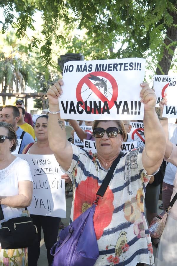 Protesta de los vecinos de Coria del Río por el incremento del número de casos de virus del Nilo 