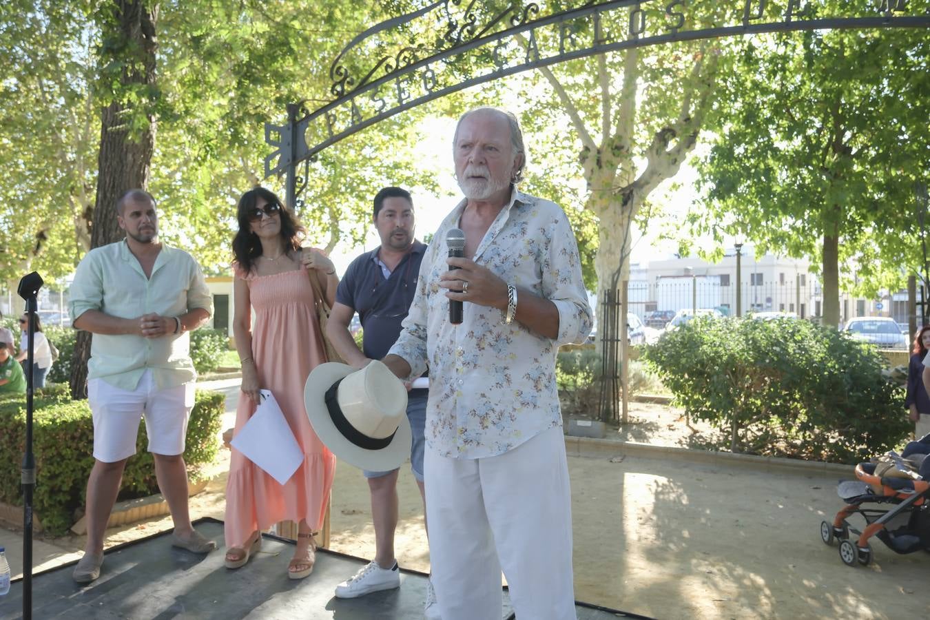 Protesta de los vecinos de Coria del Río por el incremento del número de casos de virus del Nilo 