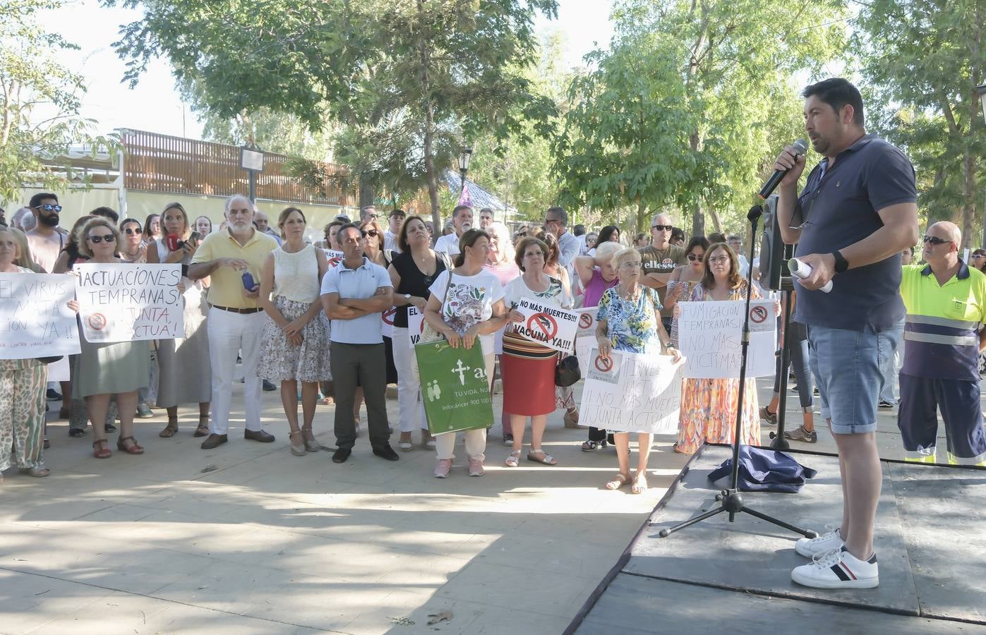 Protesta de los vecinos de Coria del Río por el incremento del número de casos de virus del Nilo 