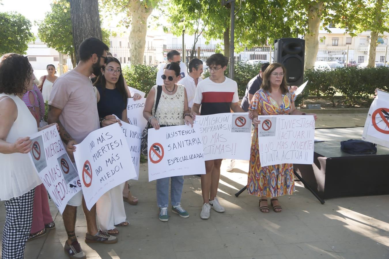 Protesta de los vecinos de Coria del Río por el incremento del número de casos de virus del Nilo 