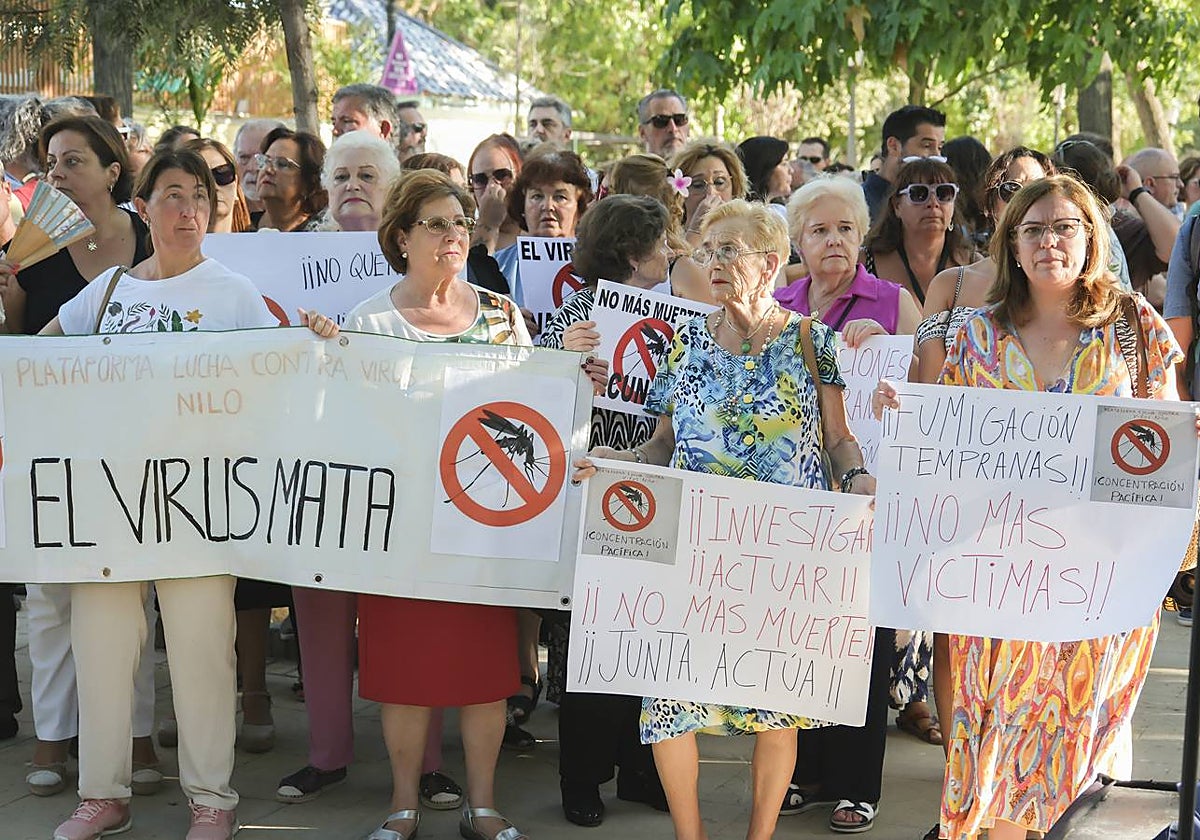 Protesta de los vecinos de Coria del Río por el incremento del número de casos de virus del Nilo