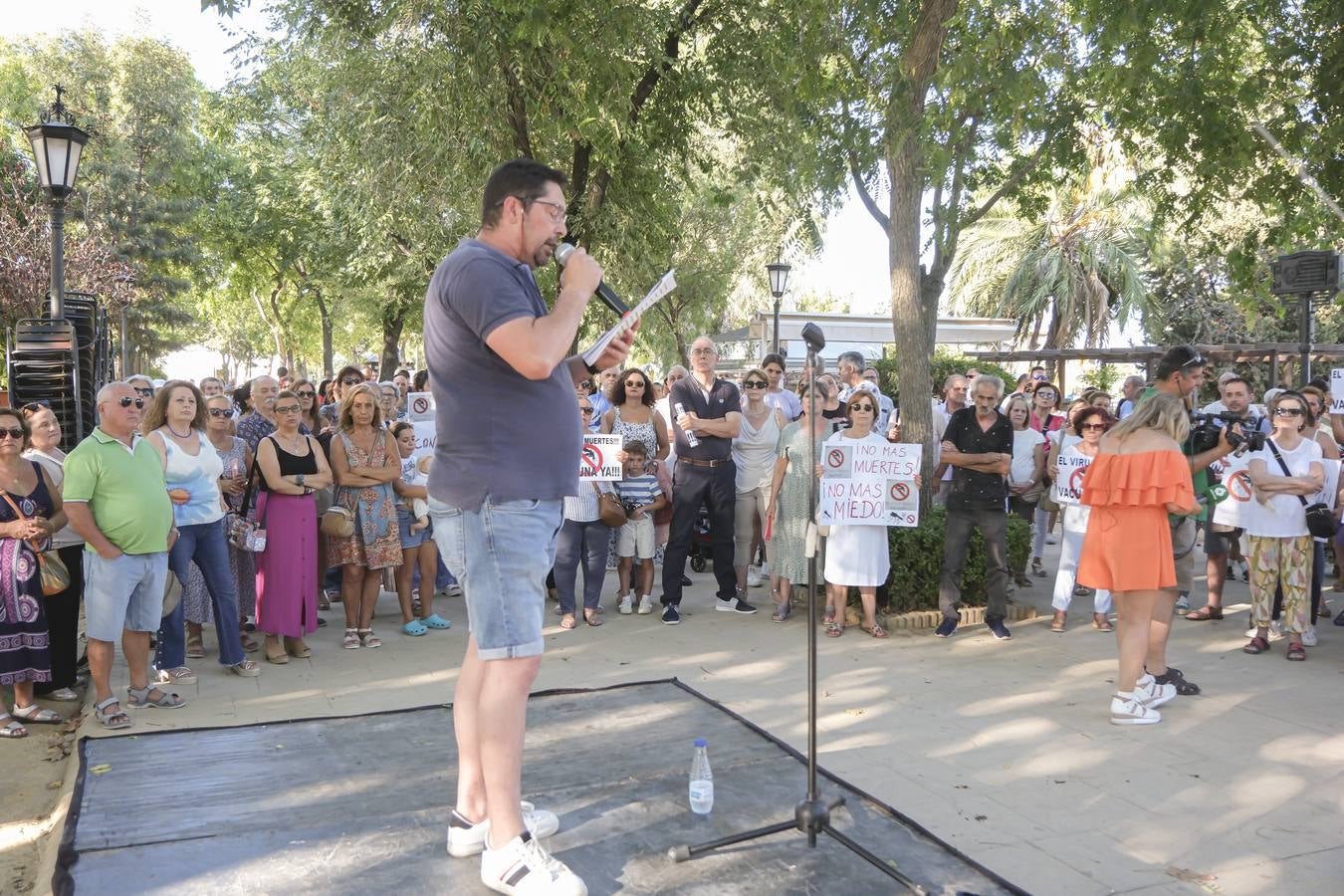 Protesta de los vecinos de Coria del Río por el incremento del número de casos de virus del Nilo 