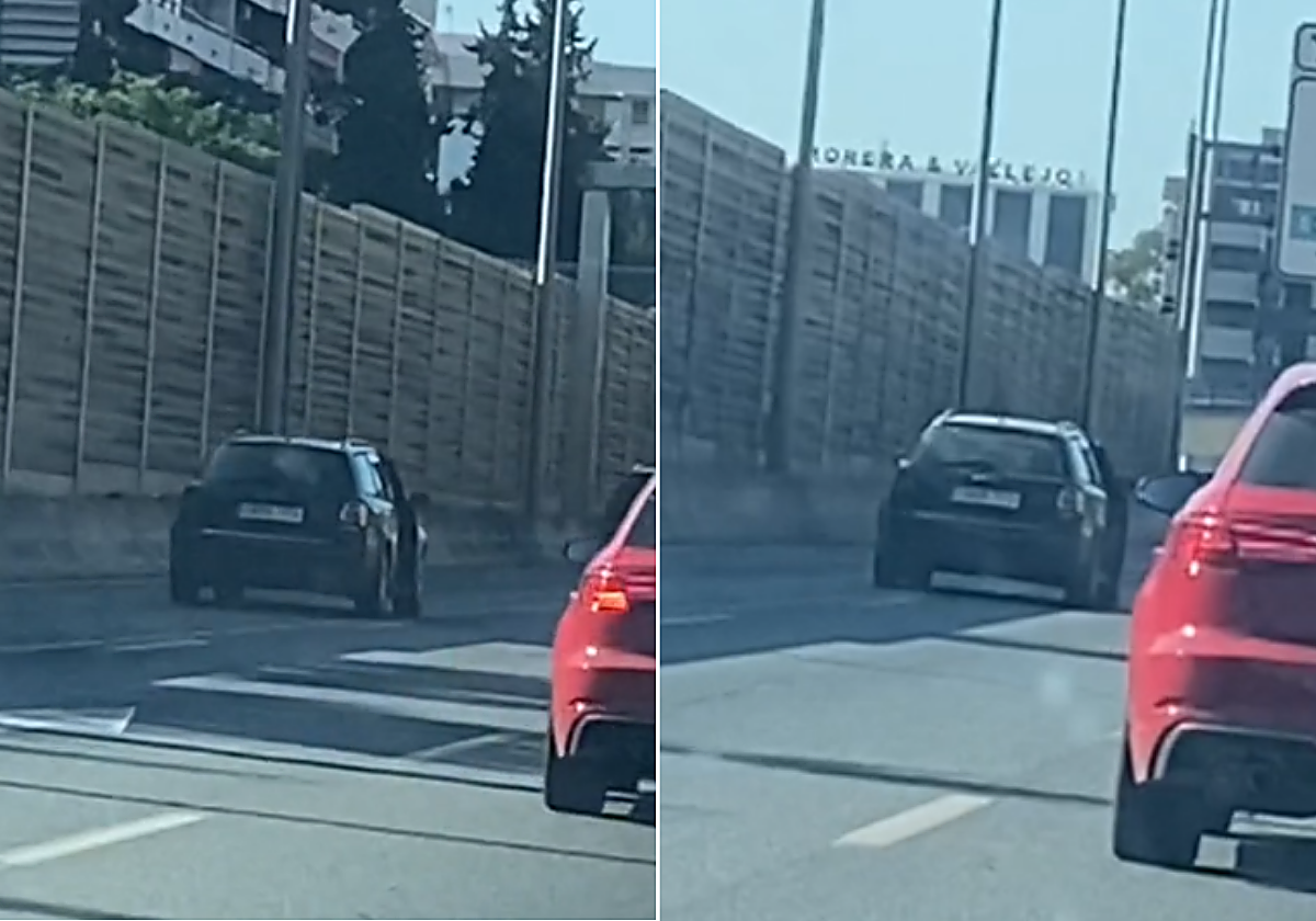 Coche circulando por la SE-30 con la puerta derecha abierta