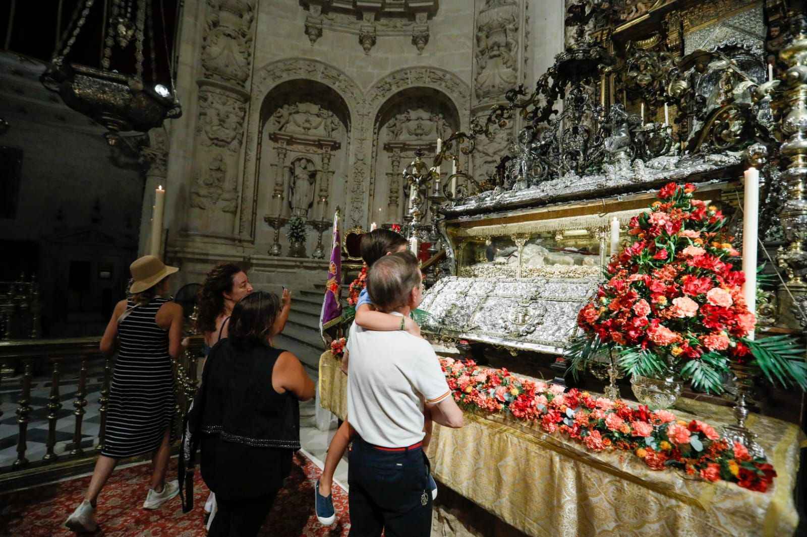 Sevilla honra a Fernando III El Santo con la apertura de su urna en la Catedral