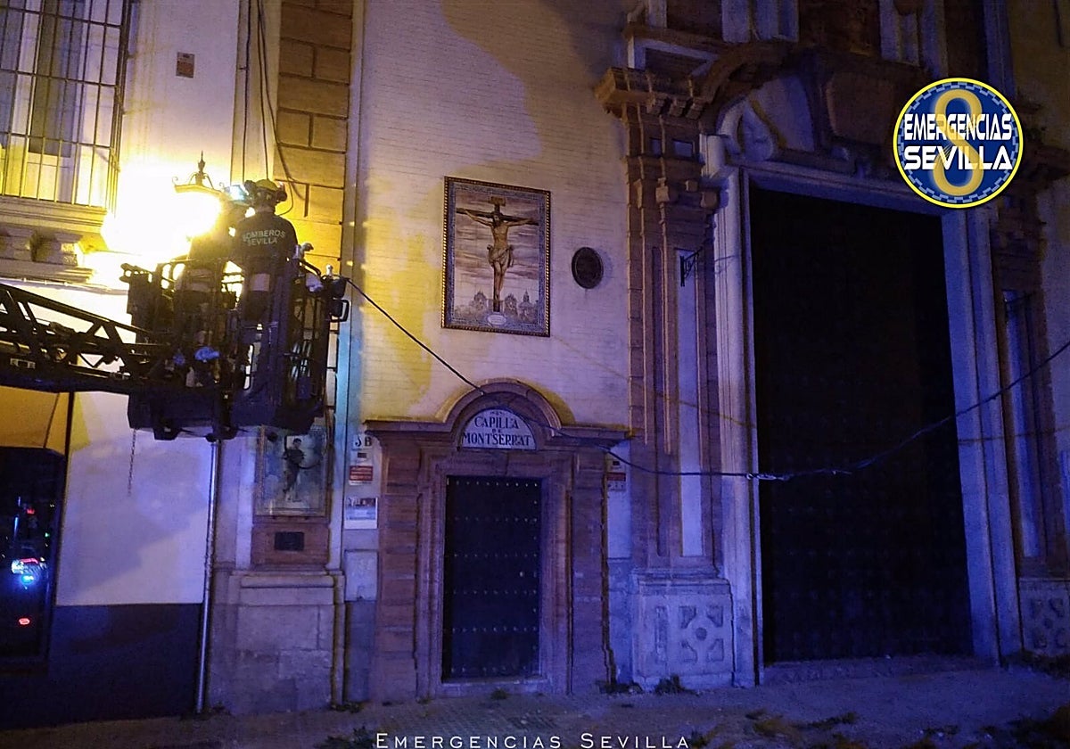 Imagen de la actuación de los bomberos y la Policía Local en la calle San Pablo