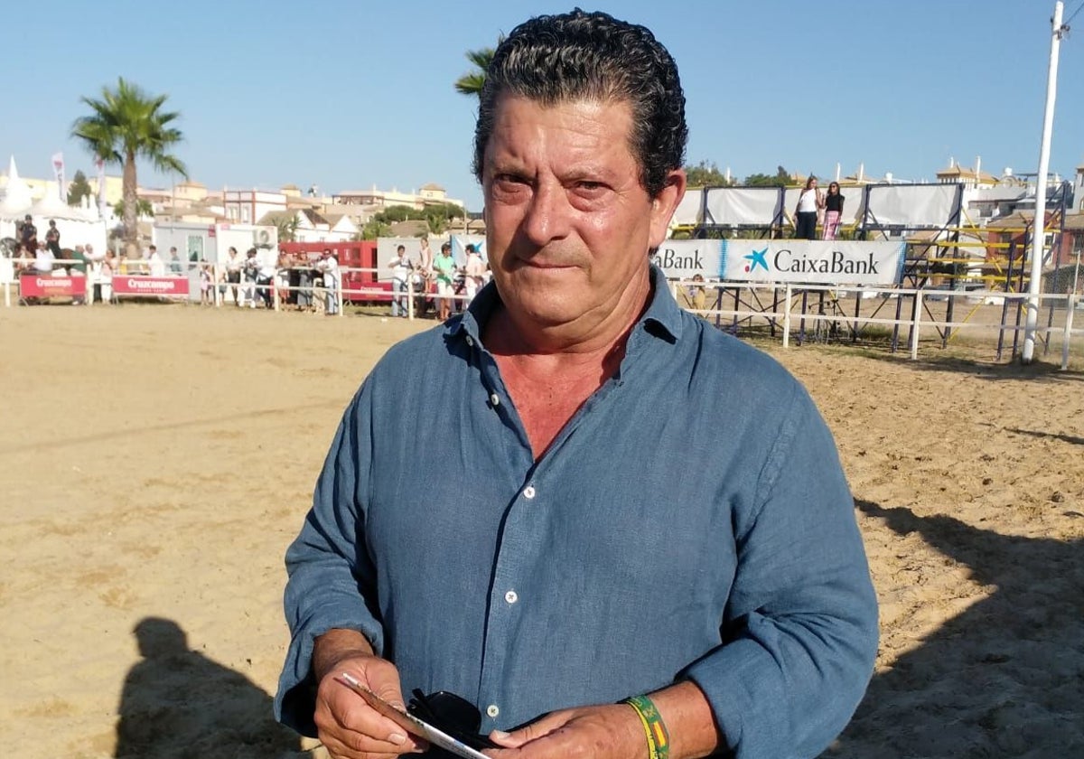 Hermenegildo Mergelina sobre la arena de la playa sanluqueña, convertida en hipódromo natural para las populares Carreras