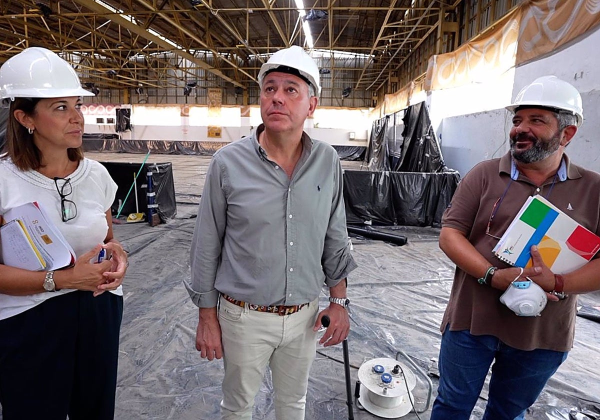 La delegada Silvia Pozo y el alcalde José Luis Sanz, visitando las obras