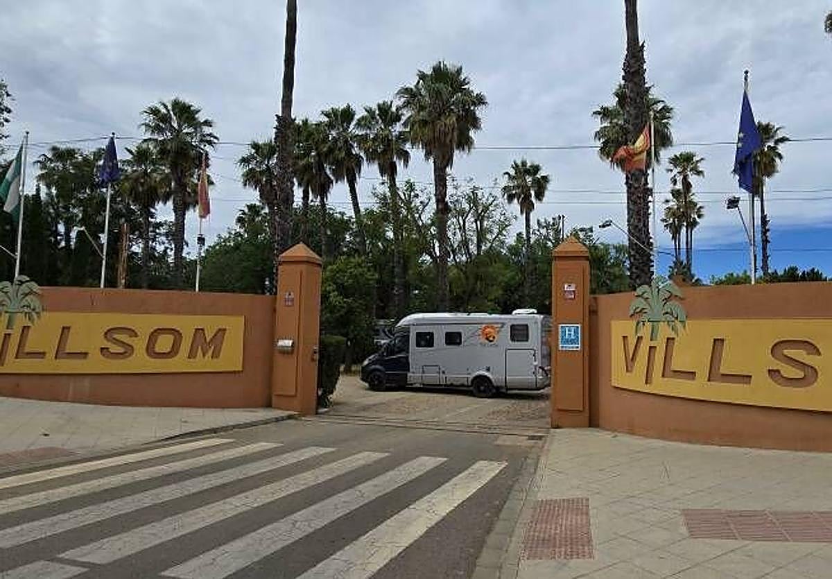 Puerta de entrada al mítico camping Villsom, el único del área metropolitana de Sevilla