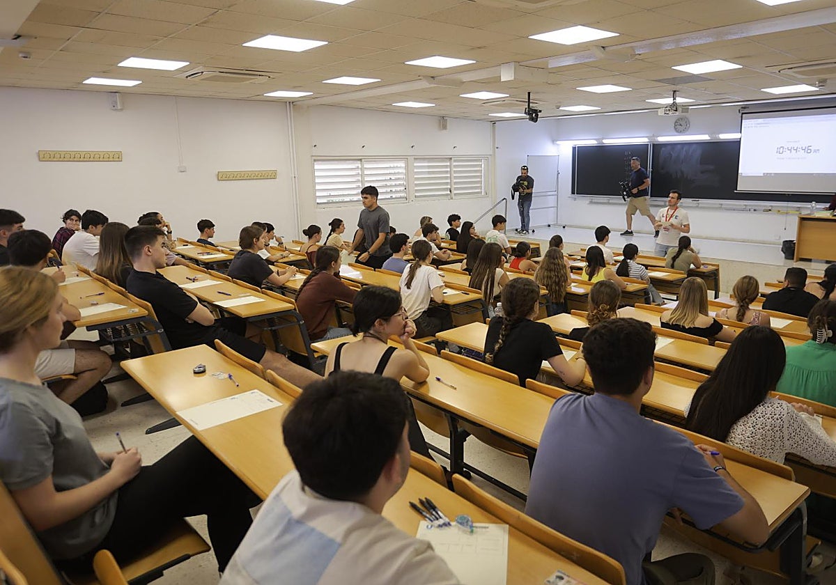 Estudiantes haciendo exámenes