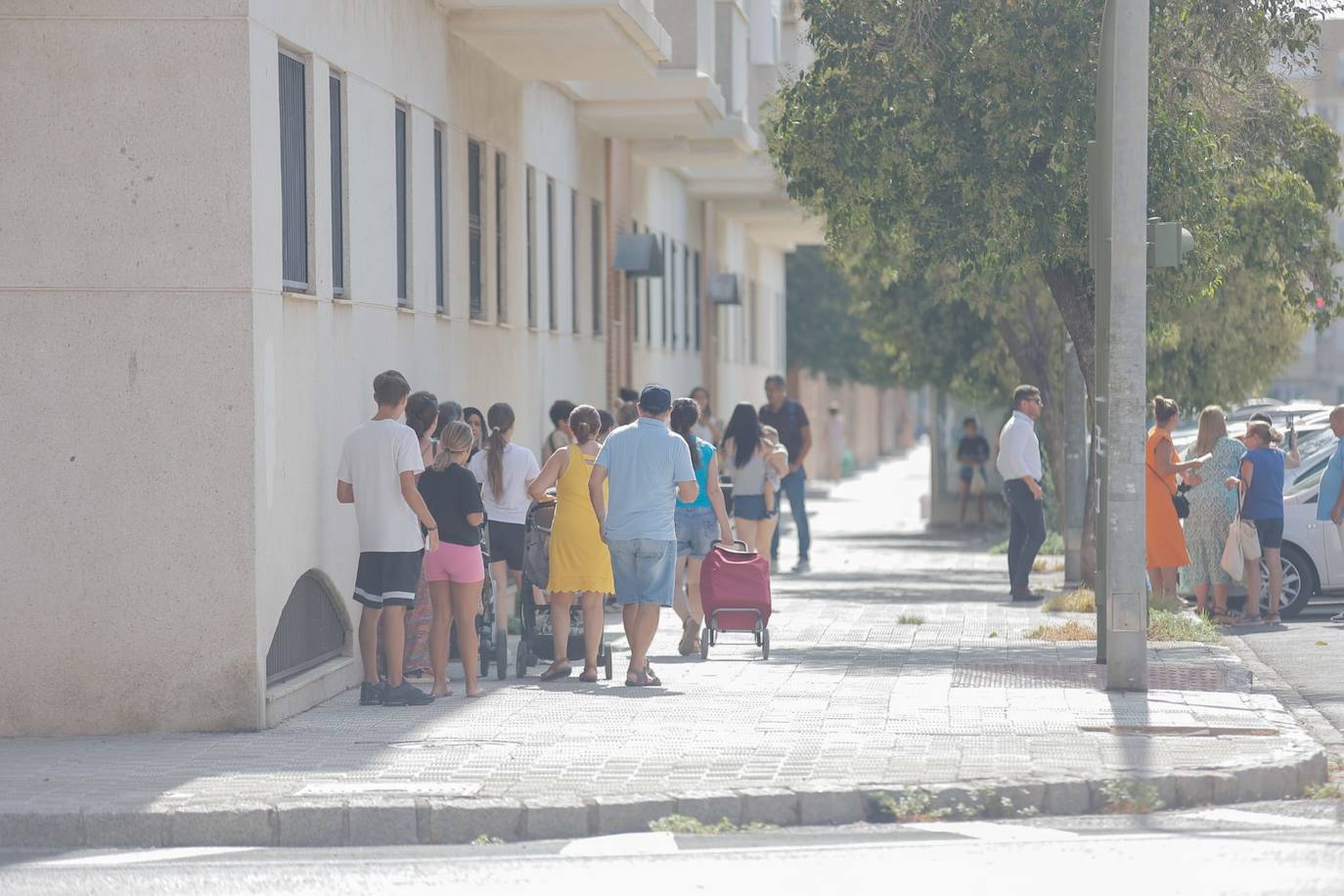 El barrio de Pino Montano, consternado por el asesinato de una mujer, en imágenes