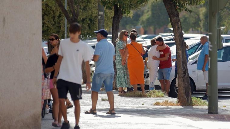 Detenido un conductor de autobús por matar a su mujer a puñaladas en Pino Montano, en Sevilla