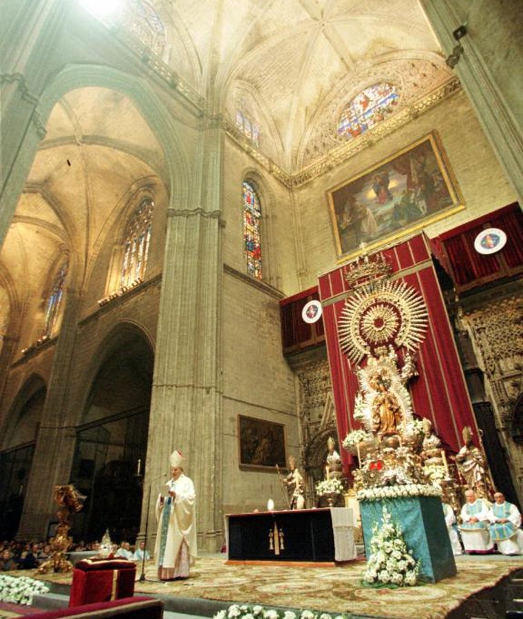 El altar de la coronación canónica de la Pura y Limpia del Postigo el 8 de diciembre del 2000