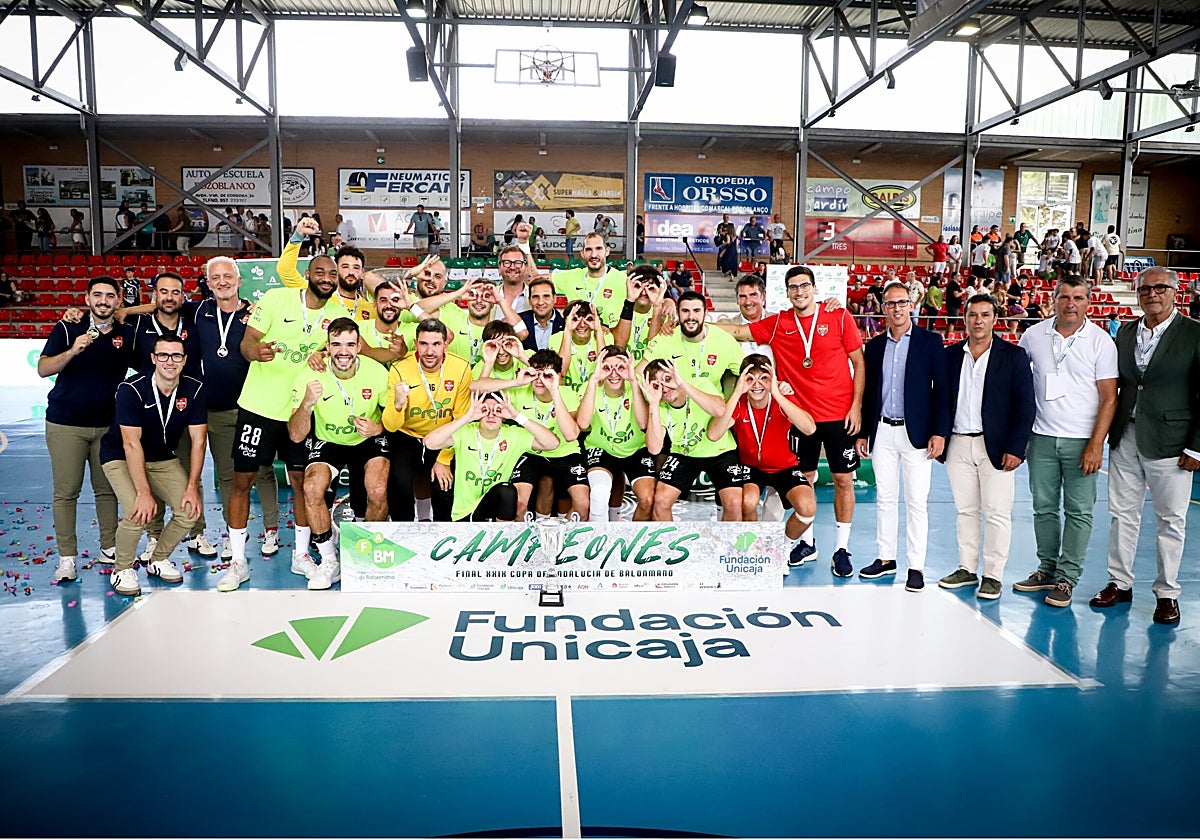 La plantilla del Proin Triana, celebrando el título de la Copa Andalucía