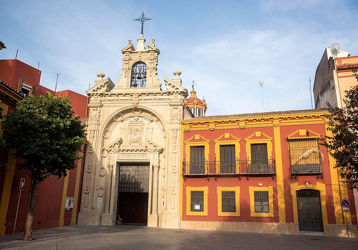 Fachada principal de la basílica del Gran Poder