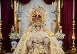 La Virgen de la Salud de San Gonzalo, por primera vez, con el manto de salida en el besamanos