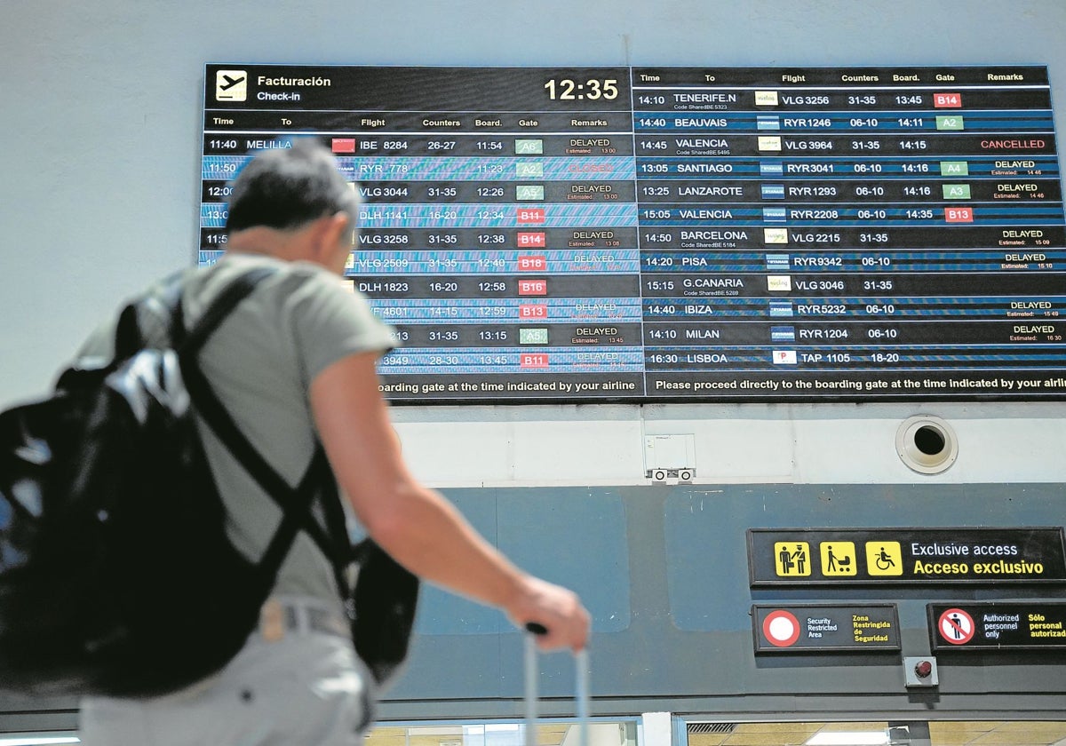 Panel de vuelos en el aeropuerto de San Pablo de Sevilla