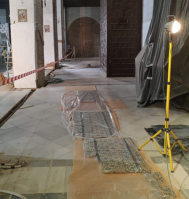 Azulejos de los sepulcros en la nave del Evangelio