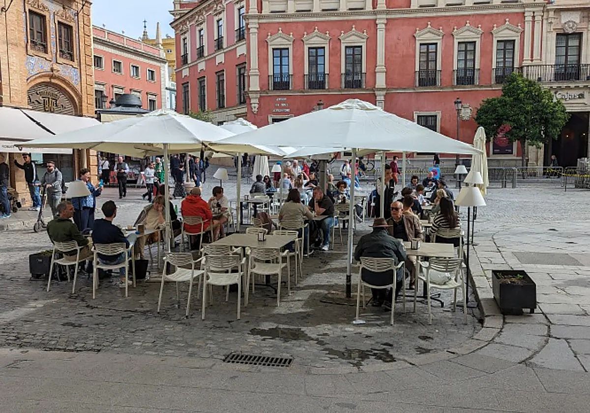 Los veladores del bar Laredo en la plaza de San Francisco