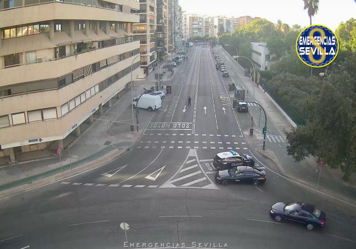 La calle cortada por la Policía Nacional debido a la falsa alarma