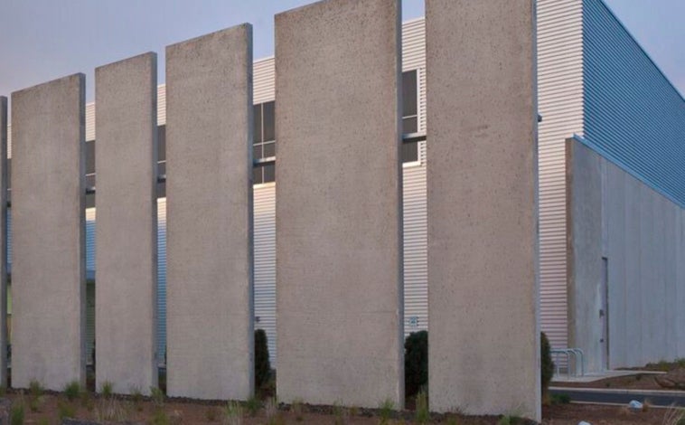 Imagen principal - Arriba, el centro de datos que gestionará Iberdrola. Debajo, una de las zonas verdes y la biblioteca central del barrio